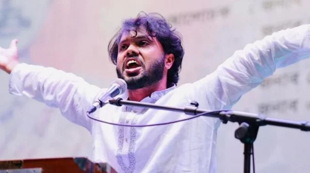 প্রচারণার সময় স্থানীয়রা হাদির ওপর নোংরা পানি ছুঁড়ে দিলেন